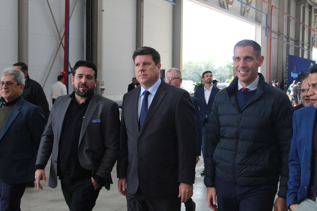 Autoridades e executivos realizaram a visita técnica à linha de produção da nova planta, com foco em painéis isotérmicos PIR e EPS.
