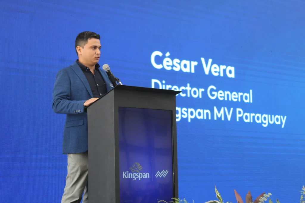 César Vera, CEO da Kingspan MV, destacou o potencial da nova planta e o papel da industrialização na modernização da construção civil.