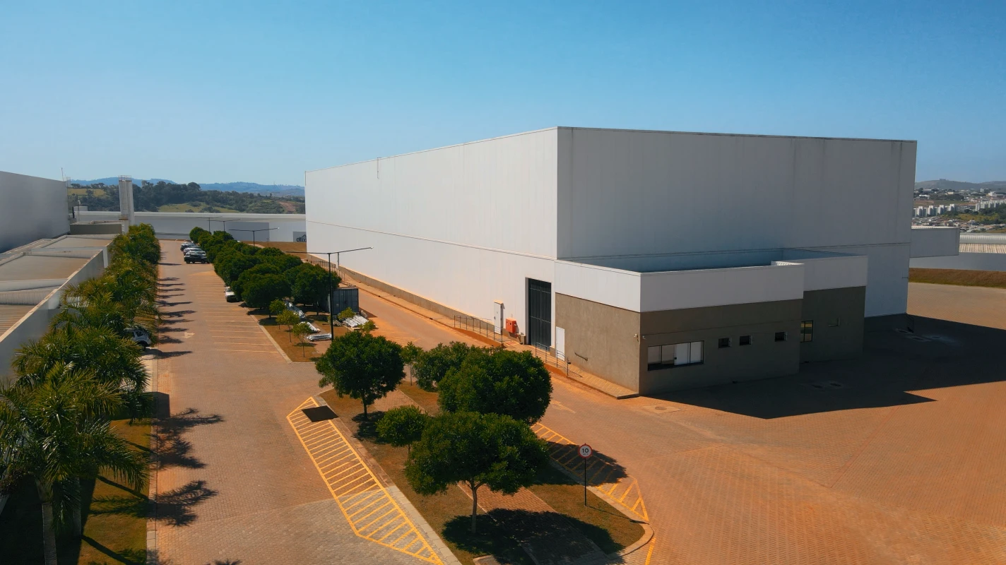 Projeto em Varginha com climatização de câmara de café utilizando Isotelhas, Isodeck TPO e Painéis Frigo da Kingspan Isoeste.