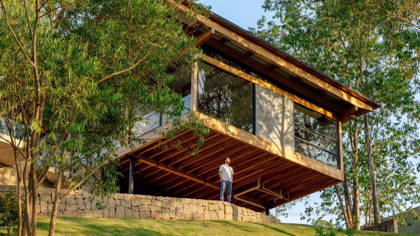 Residência em Cajamar adota Painel Isofachada da Kingspan Isoeste com estrutura de madeira, unindo eficiência térmica e estética contemporânea.