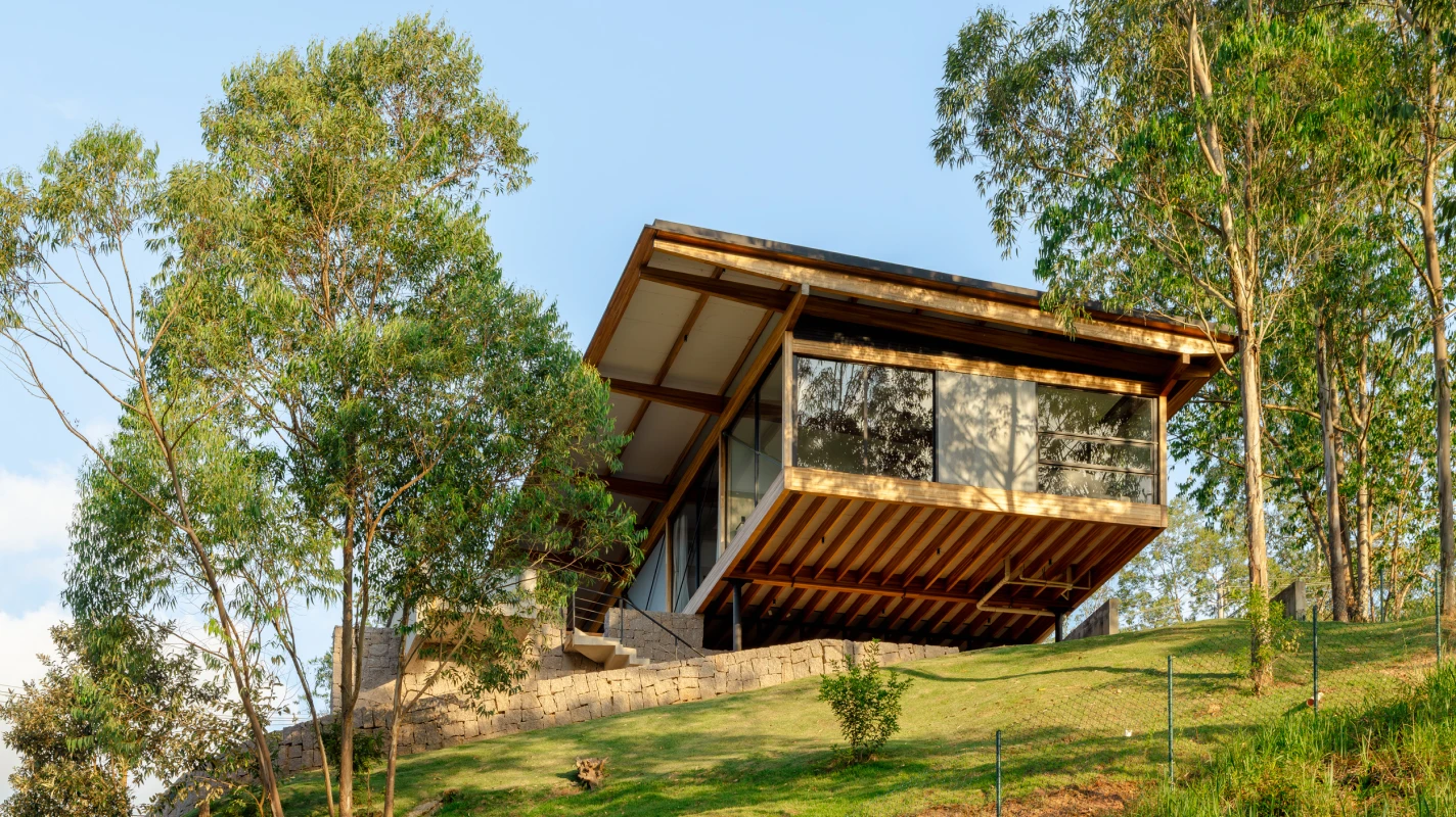 Residência em Cajamar adota Painel Isofachada da Kingspan Isoeste com estrutura de madeira, unindo eficiência térmica e estética contemporânea.