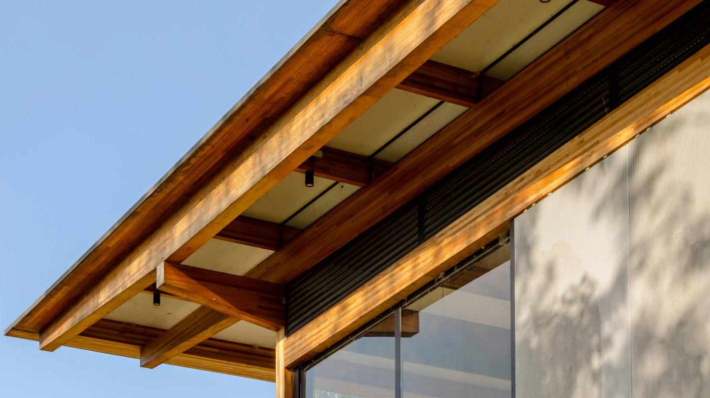 Residência em Cajamar adota Painel Isofachada da Kingspan Isoeste com estrutura de madeira, unindo eficiência térmica e estética contemporânea.