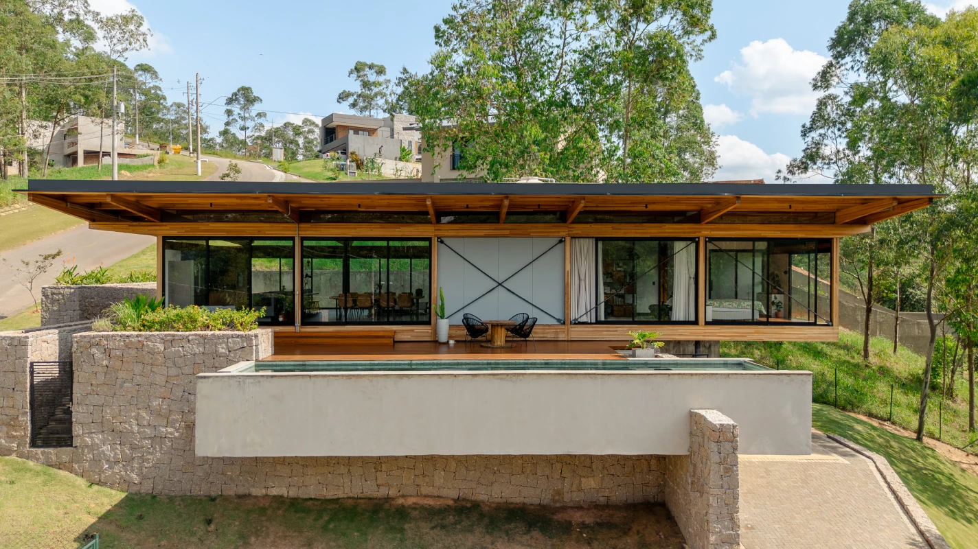 Residência em Cajamar adota Painel Isofachada da Kingspan Isoeste com estrutura de madeira, unindo eficiência térmica e estética contemporânea.