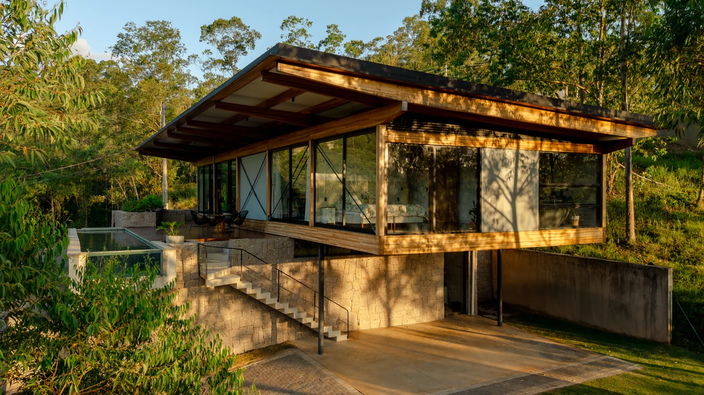 Residência em Cajamar adota Painel Isofachada da Kingspan Isoeste com estrutura de madeira, unindo eficiência térmica e estética contemporânea.