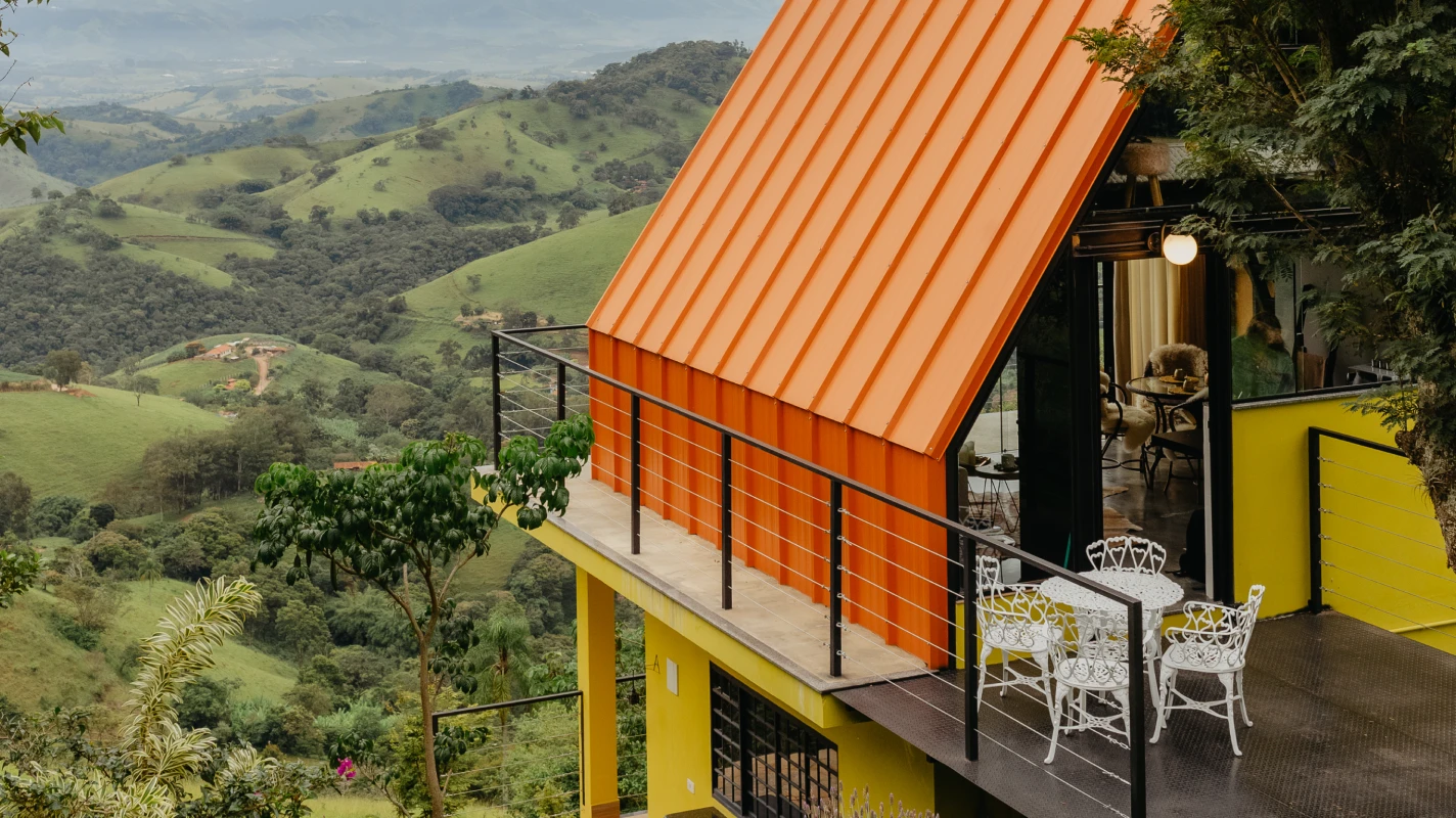 Descubra como a cobertura térmica da Kingspan Isoeste valorizou o projeto do Chalé Canto Santo em MG.