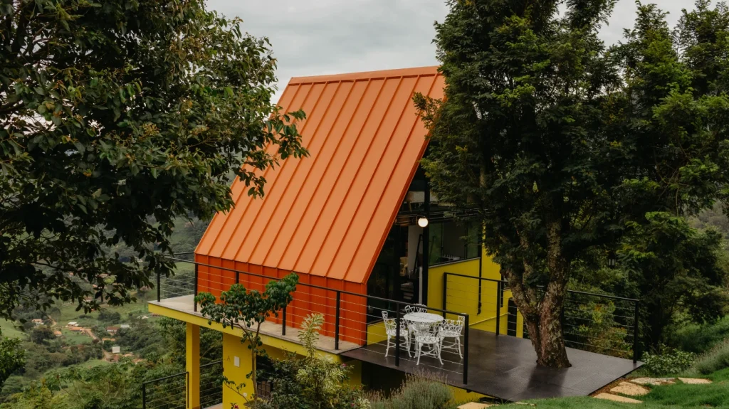 Descubra como a cobertura térmica da Kingspan Isoeste valorizou o projeto do Chalé Canto Santo em MG.