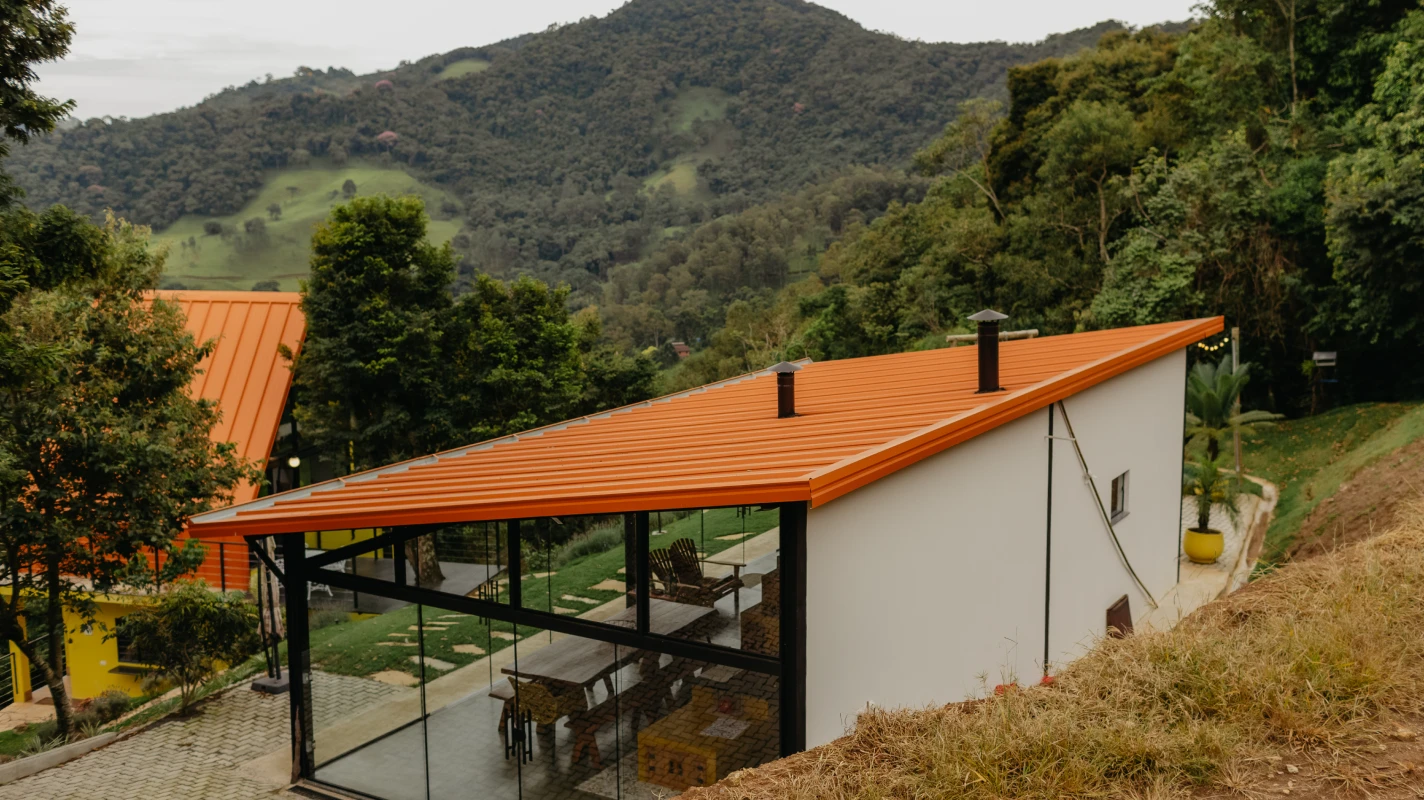 Descubra como a cobertura térmica da Kingspan Isoeste valorizou o projeto do Chalé Canto Santo em MG.