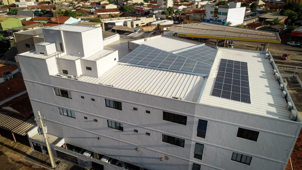 Cobertura com isolamento térmico e energia solar integrada pelo Sistema Sinergy.
