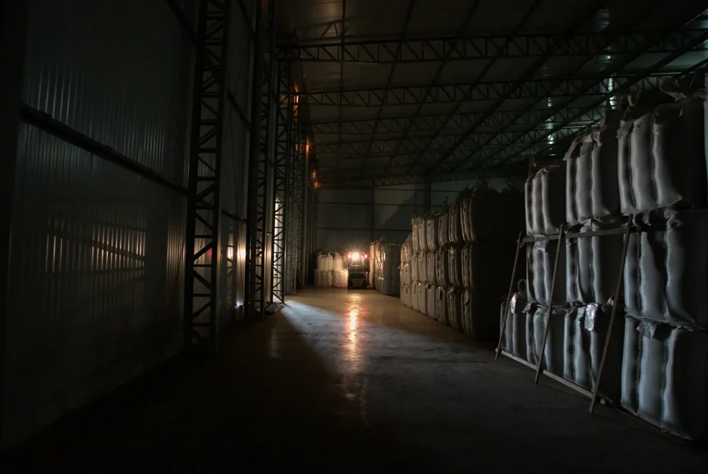 Cobertura com núcleo PIR garante isolamento térmico e eficiência energética.