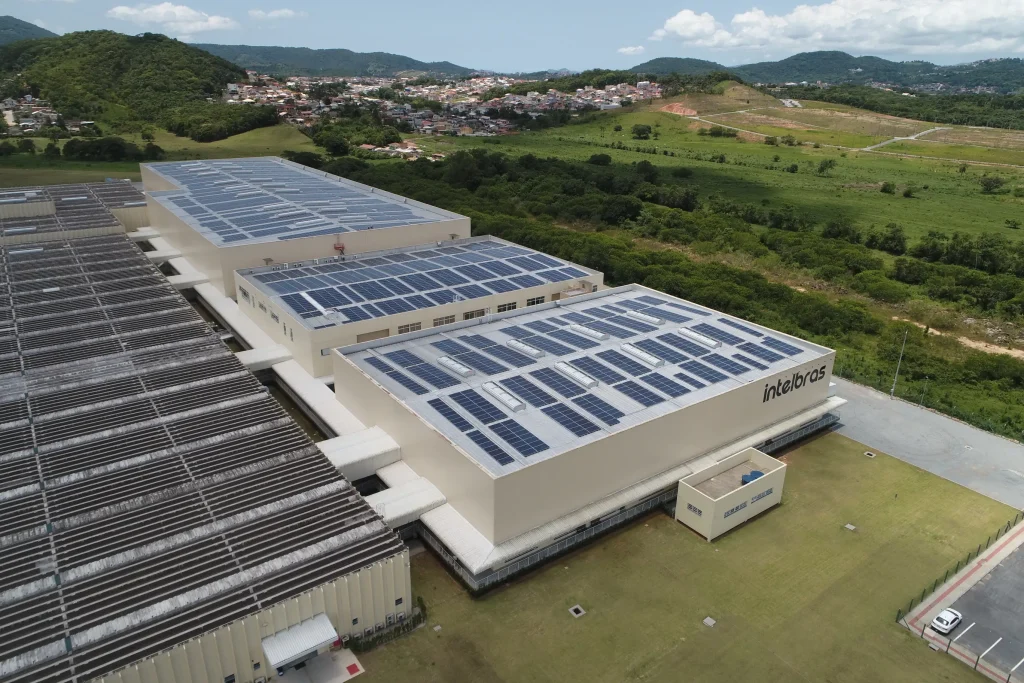 Cobertura com telhas térmicas e sistema solar integrado na fábrica da Intelbras.