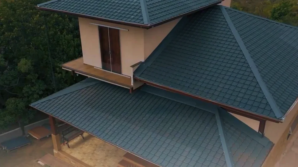 Obra em MG substitui telhas coloniais por sistema Kingspan Isoeste, unindo beleza e isolamento térmico com forro amadeirado.