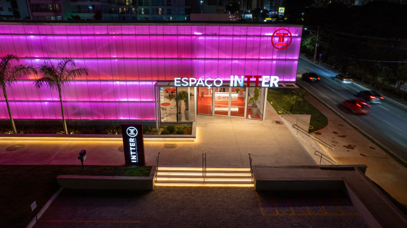 Espaço Intter - Telhas Translúcidas Isoluz aplicadas na fachada do Espaço Intter
