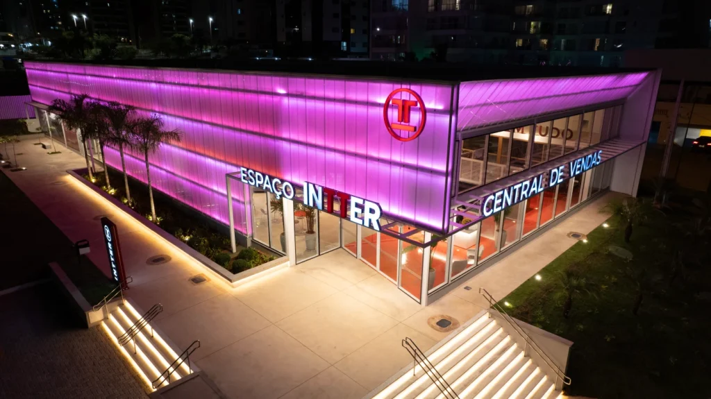 Espaço Intter - Telhas Translúcidas Isoluz aplicadas na fachada do Espaço Intter