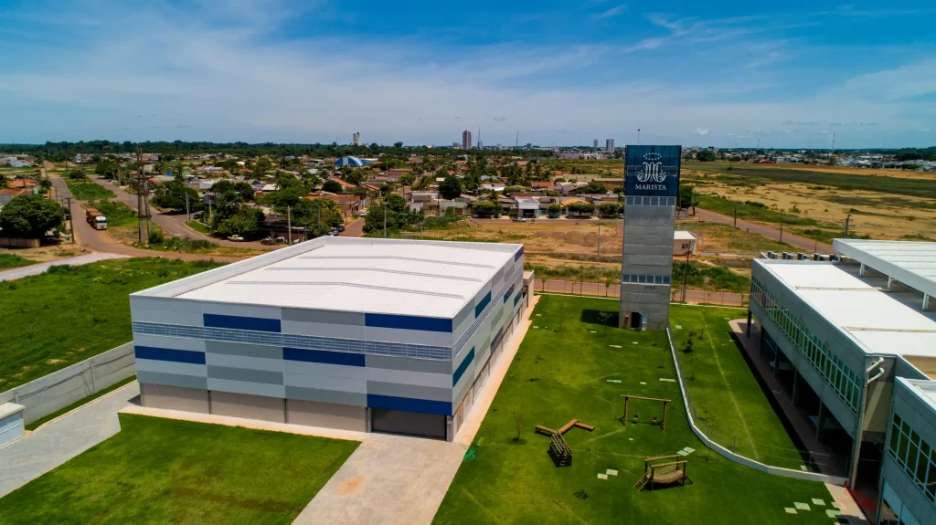 Obra institucional com telha térmica e painéis que reforçam o isolamento.