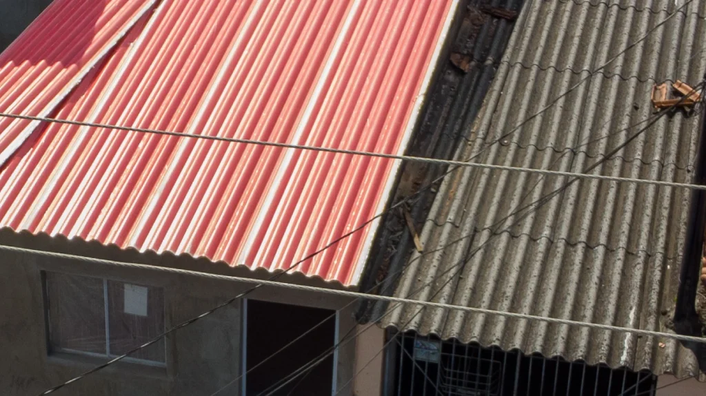 Projeto em SP utiliza Telhas Onduladas Kingspan Isoeste com apoio da UVS Calhas, unindo durabilidade e estética tradicional.