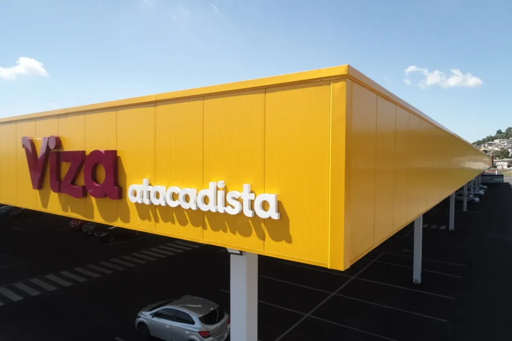 Painéis isotérmicos aplicados na fachada de centro atacadista.