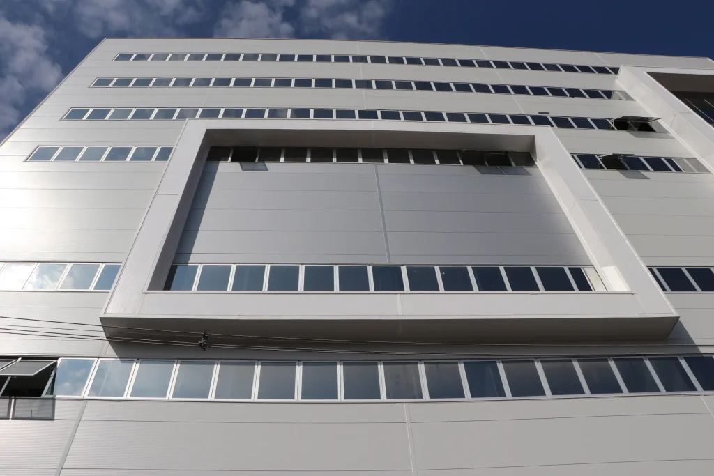 Painéis térmicos compõem a fachada de edifício hospitalar.