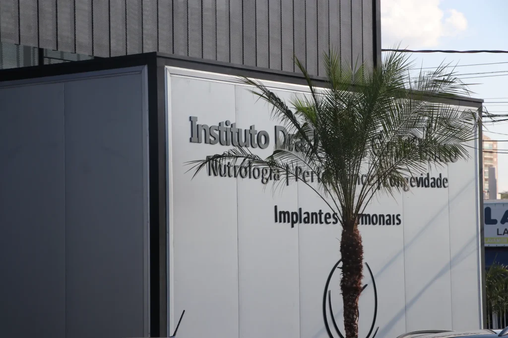 Painel isotérmico aplicado em fachada de centro médico.