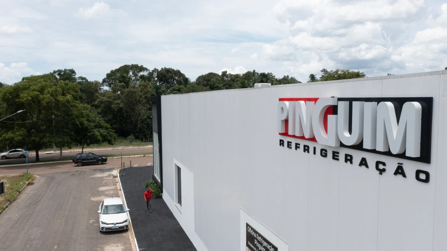 Projeto da Pinguim Refrigeração em MT utiliza Painel Frigo Kingspan Isoeste em áreas internas e externas, com eficiência térmica e agilidade de montagem.
