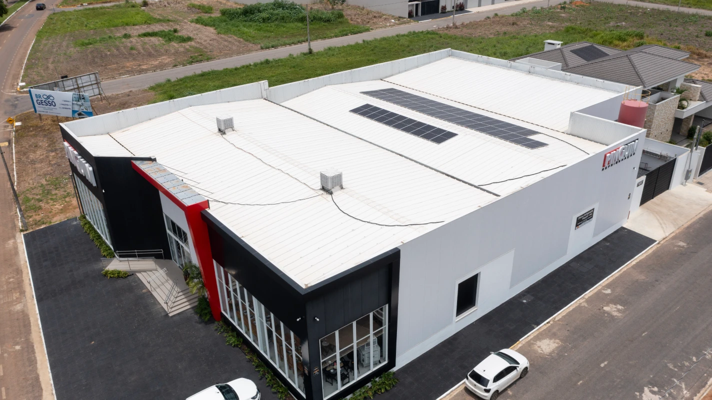 Projeto da Pinguim Refrigeração em MT utiliza Painel Frigo Kingspan Isoeste em áreas internas e externas, com eficiência térmica e agilidade de montagem.