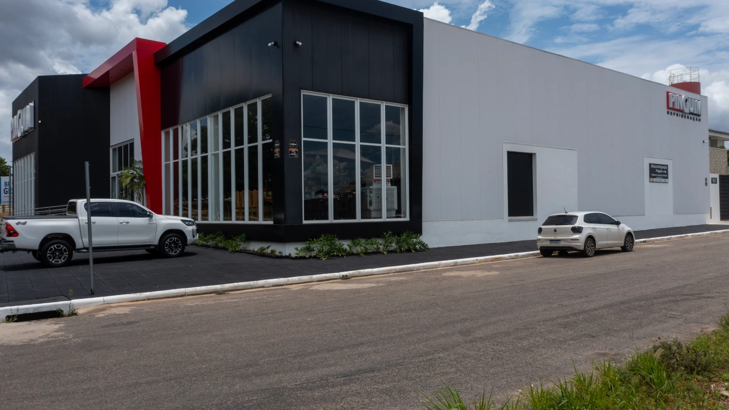 Projeto da Pinguim Refrigeração em MT utiliza Painel Frigo Kingspan Isoeste em áreas internas e externas, com eficiência térmica e agilidade de montagem.