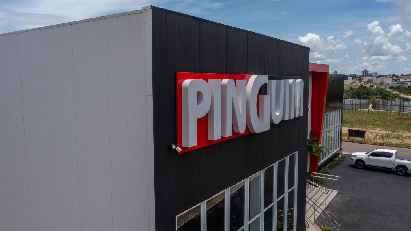 Projeto da Pinguim Refrigeração em MT utiliza Painel Frigo Kingspan Isoeste em áreas internas e externas, com eficiência térmica e agilidade de montagem.