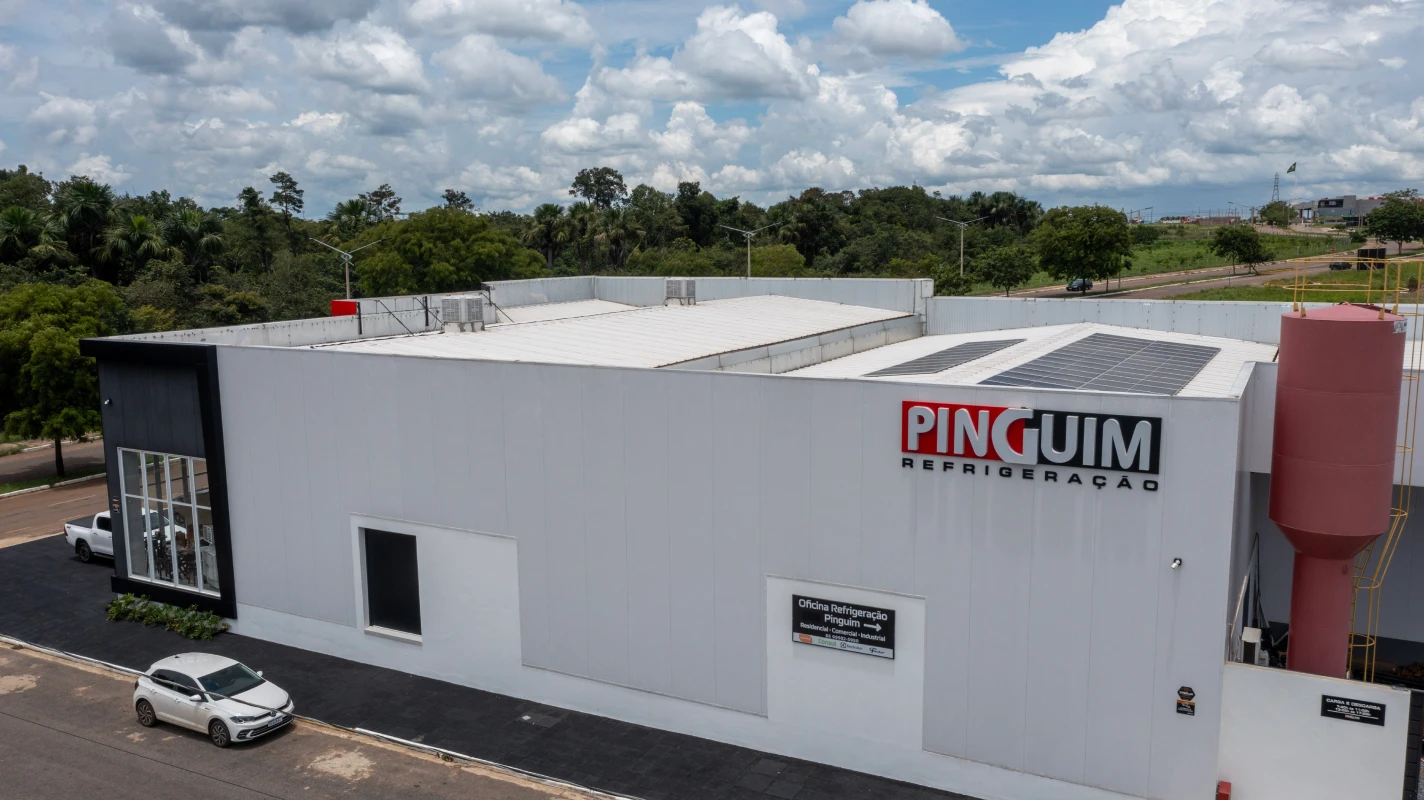 Projeto da Pinguim Refrigeração em MT utiliza Painel Frigo Kingspan Isoeste em áreas internas e externas, com eficiência térmica e agilidade de montagem.