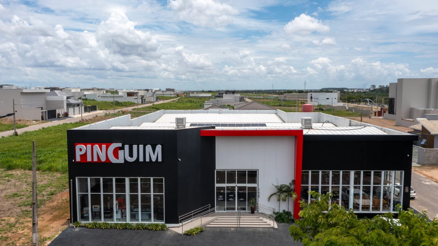 Projeto da Pinguim Refrigeração em MT utiliza Painel Frigo Kingspan Isoeste em áreas internas e externas, com eficiência térmica e agilidade de montagem.