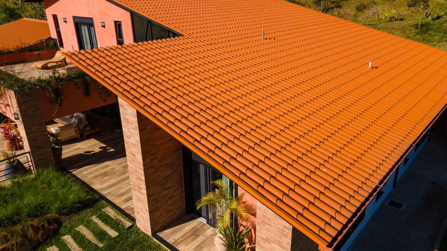 Aplicação da Isotelha Colonial Kingspan Isoeste na Residência Unifamiliar em Gonçalves MG