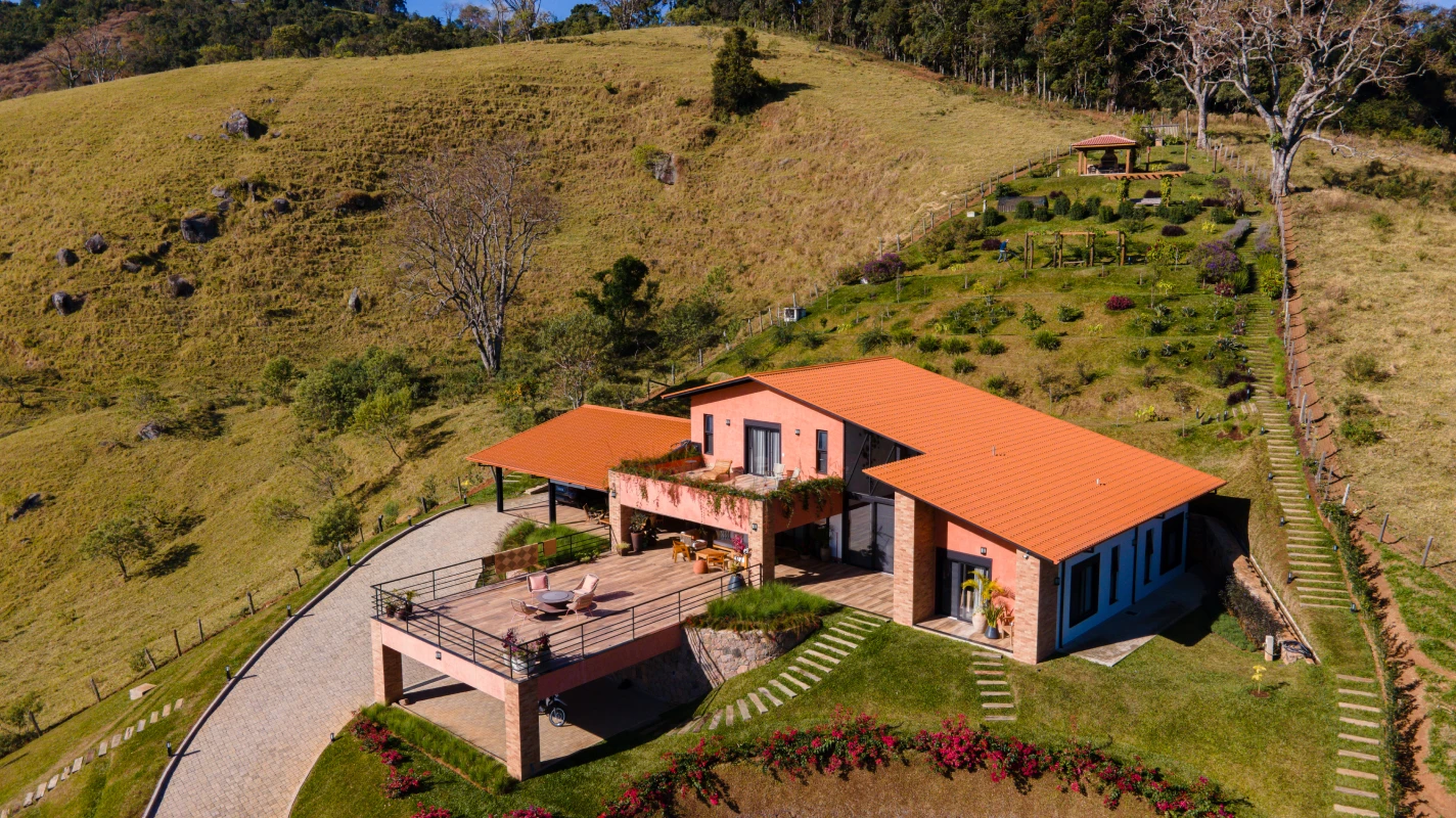 Aplicação da Isotelha Colonial Kingspan Isoeste na Residência Unifamiliar em Gonçalves MG