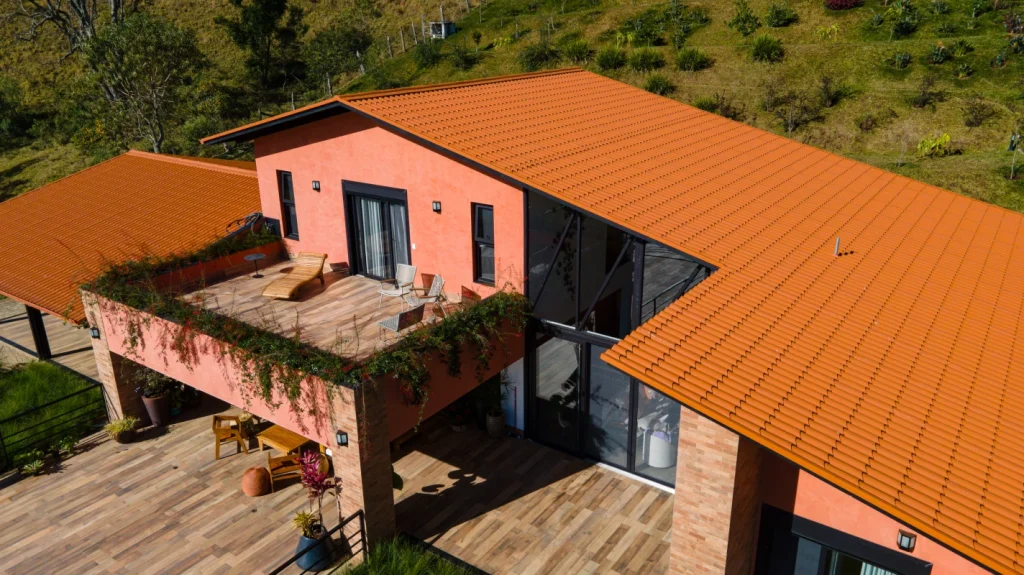 Aplicação da Isotelha Colonial Kingspan Isoeste na Residência Unifamiliar em Gonçalves MG