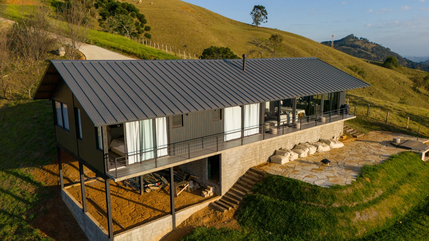 Aplicação da Isotelha Trapezoidal Kingspan Isoeste em Gonçalves MG