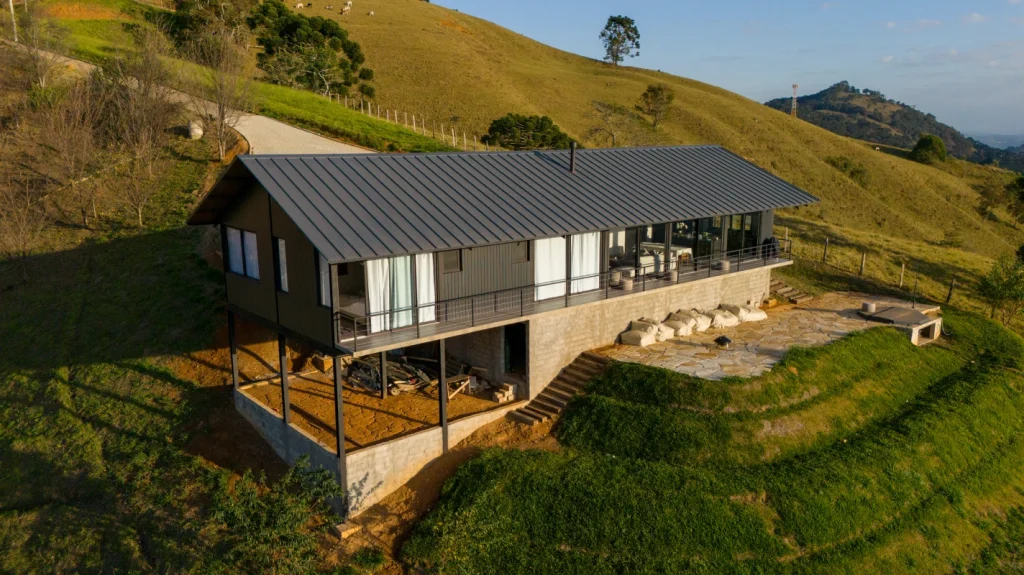 Aplicação da Isotelha Trapezoidal Kingspan Isoeste em Gonçalves MG