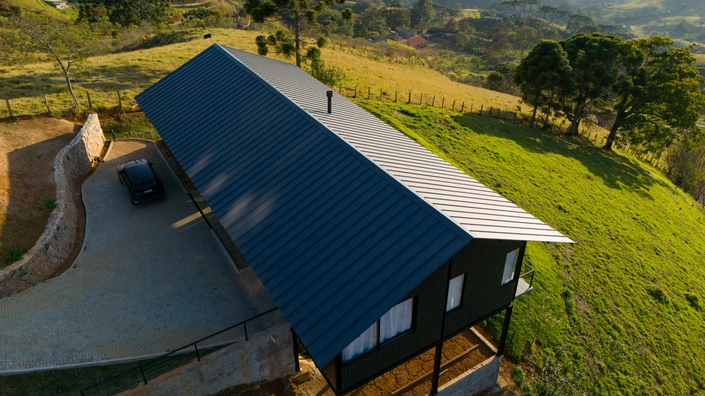 Aplicação da Isotelha Trapezoidal Kingspan Isoeste em Gonçalves MG