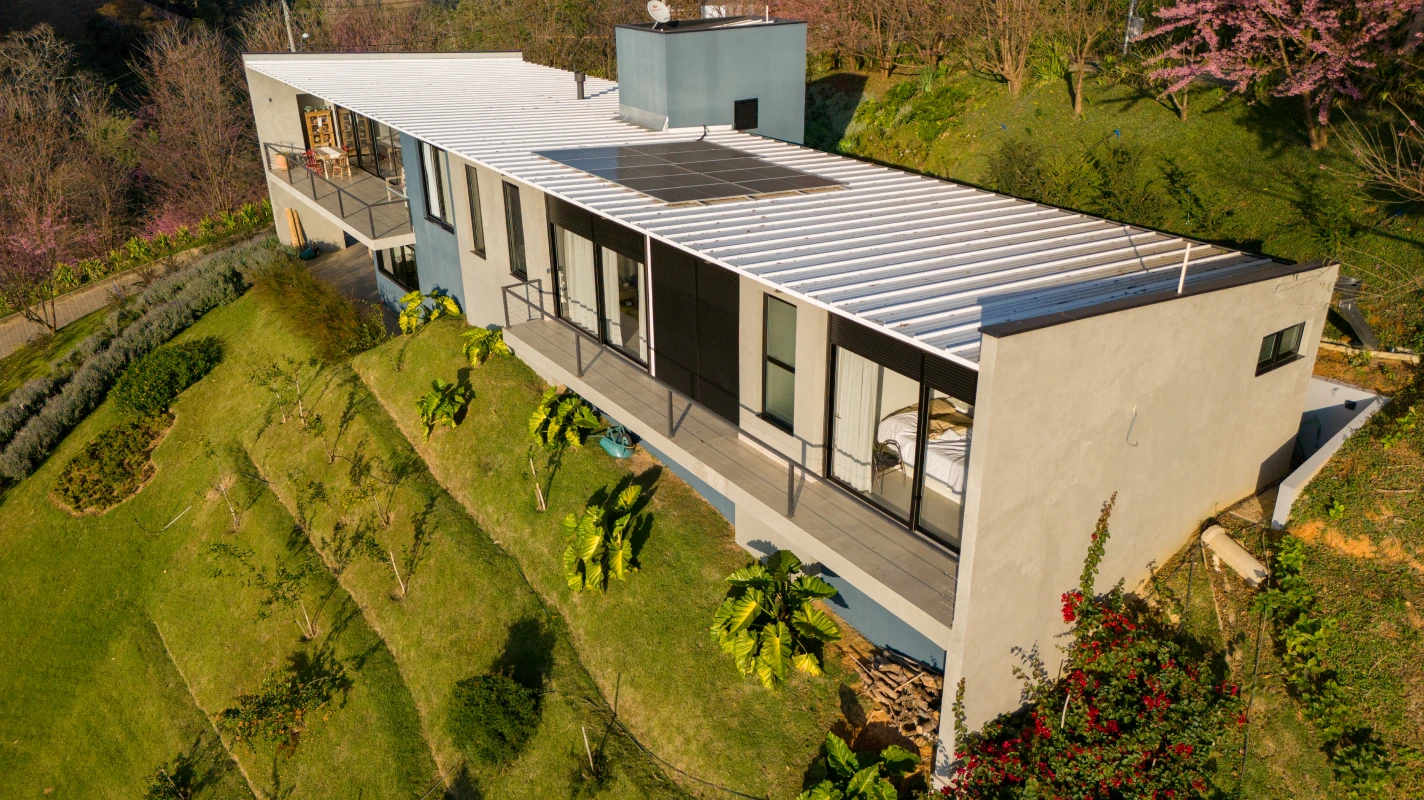 Projeto residencial em Gonçalves com Isotelha Trapezoidal Kingspan Isoeste. Conforto térmico, leveza arquitetônica e alta resistência em uma obra única.