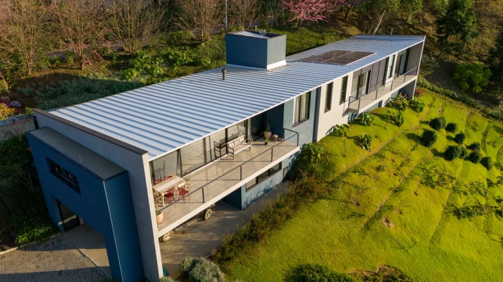 Projeto residencial em Gonçalves com Isotelha Trapezoidal Kingspan Isoeste. Conforto térmico, leveza arquitetônica e alta resistência em uma obra única.