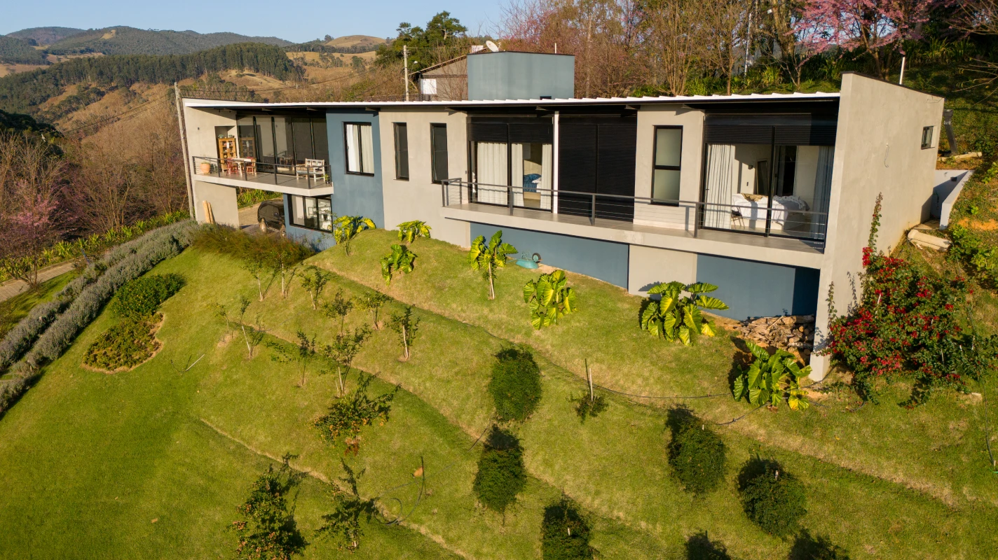 Projeto residencial em Gonçalves com Isotelha Trapezoidal Kingspan Isoeste. Conforto térmico, leveza arquitetônica e alta resistência em uma obra única.