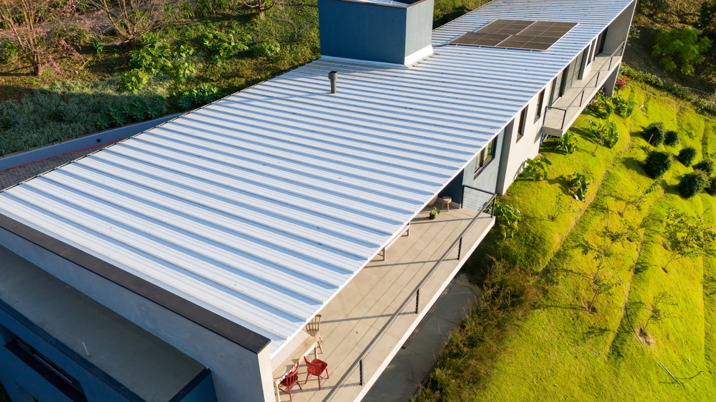 Projeto residencial em Gonçalves com Isotelha Trapezoidal Kingspan Isoeste. Conforto térmico, leveza arquitetônica e alta resistência em uma obra única.