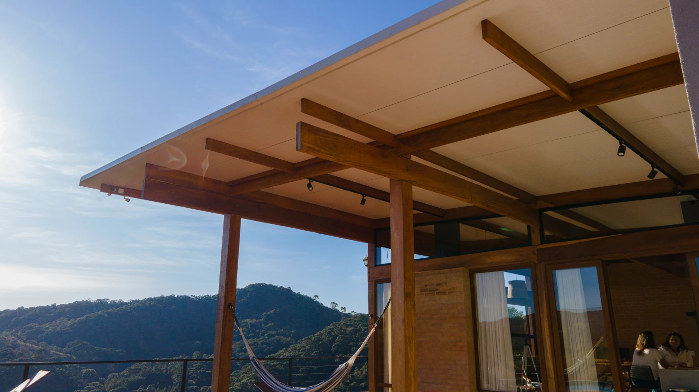 Projeto residencial em MG com cobertura de baixa inclinação usando Isotelha Trapezoidal Kingspan. Eficiência térmica e beleza em um só sistema.