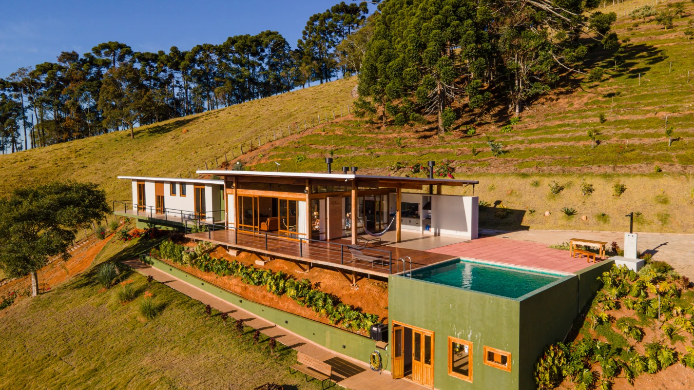 Projeto residencial em MG com cobertura de baixa inclinação usando Isotelha Trapezoidal Kingspan. Eficiência térmica e beleza em um só sistema.