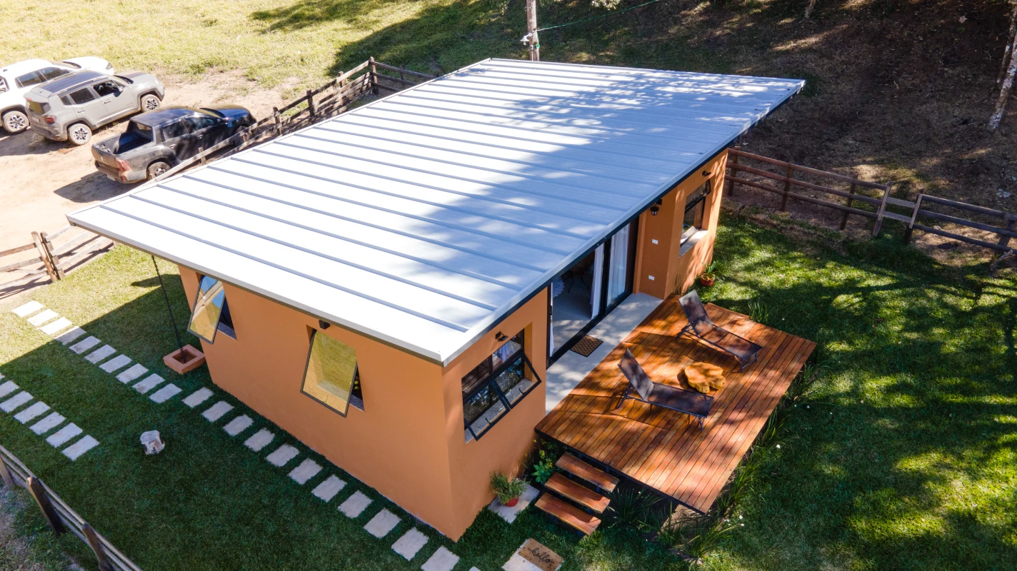 Projeto residencial em Gonçalves (MG) utiliza Isotelha Trapezoidal para garantir conforto térmico, resistência e estética integrada à natureza.