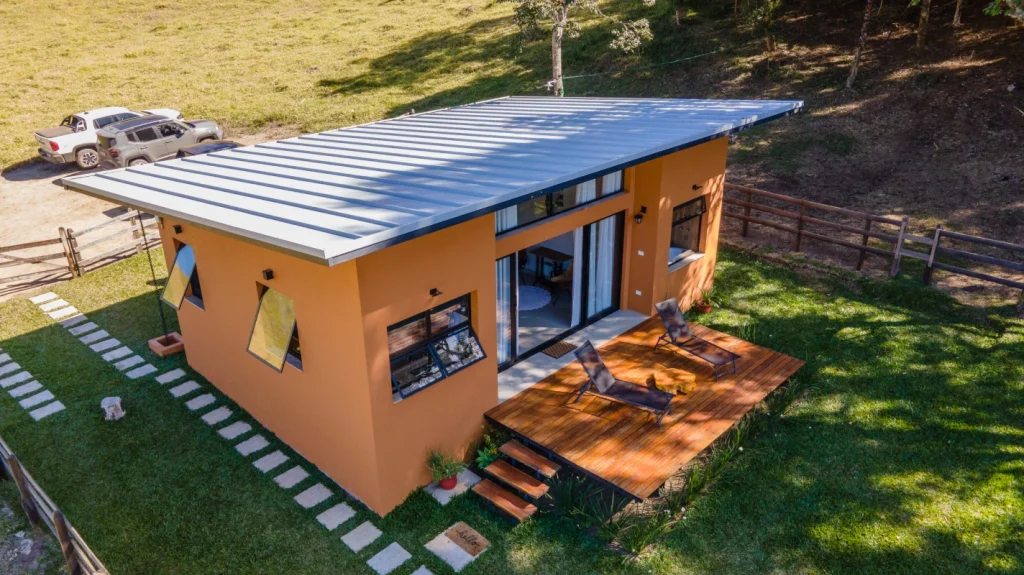 Projeto residencial em Gonçalves (MG) utiliza Isotelha Trapezoidal para garantir conforto térmico, resistência e estética integrada à natureza.