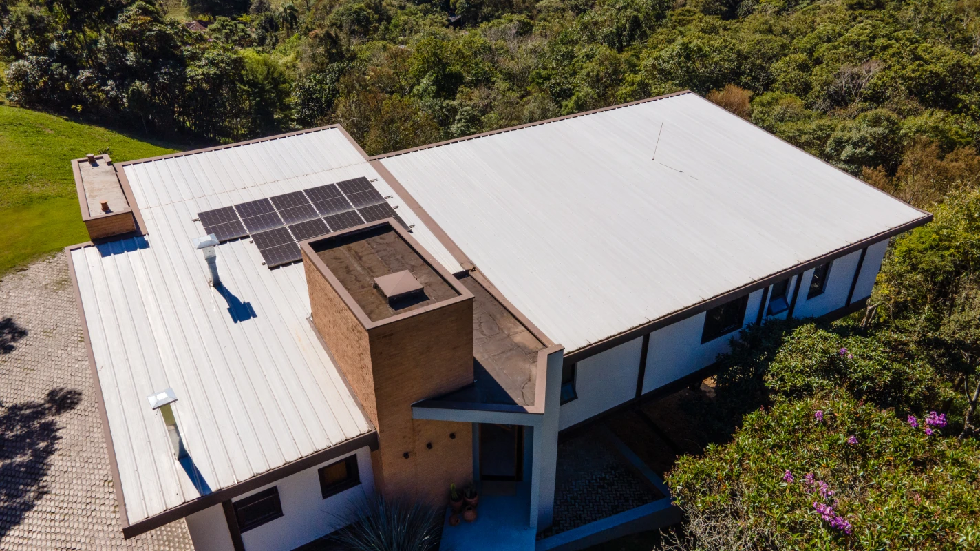 Projeto residencial em MG com cobertura térmica e moderna da Kingspan Isoeste. Veja como a Isotelha Trapezoidal transforma a obra.