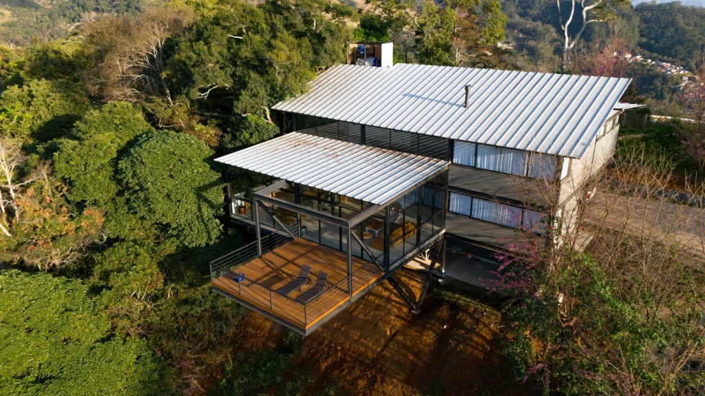 Obra residencial com cobertura térmica em PIR e acabamento amadeirado. Conheça a Isotelha Trapezoidal da Kingspan Isoeste.