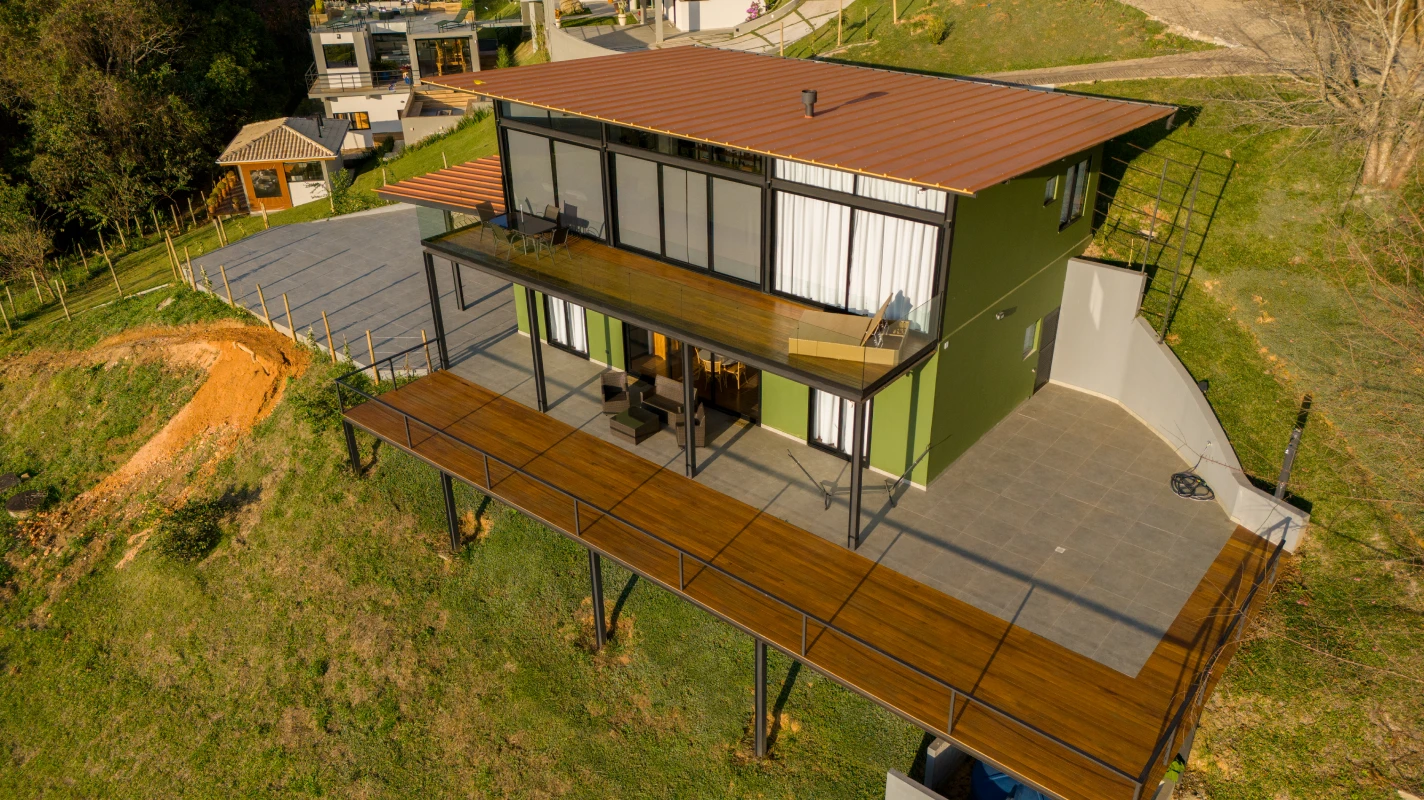 Projeto residencial no Sul de Minas adota Isotelha Trapezoidal da Kingspan Isoeste, com foco em conforto térmico, agilidade e obra limpa.