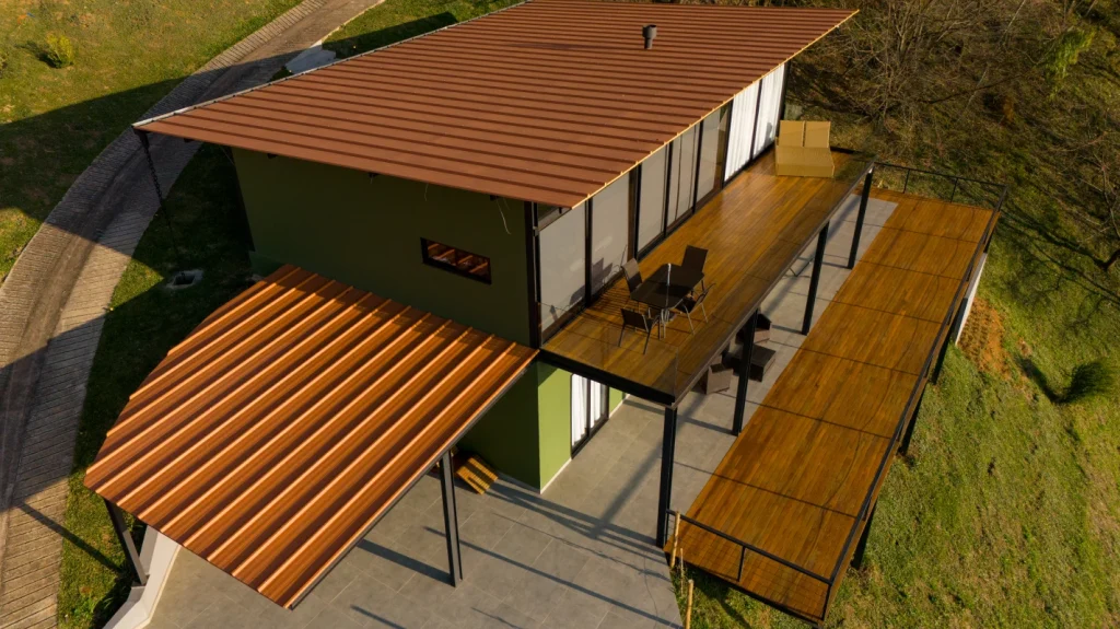 Projeto residencial no Sul de Minas adota Isotelha Trapezoidal da Kingspan Isoeste, com foco em conforto térmico, agilidade e obra limpa.