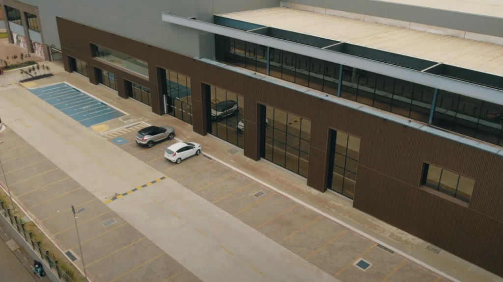 Em Ribeirão Preto, o Supermercado Alma Julia utiliza Isotelhas, Painéis Isofachada e portas térmicas da Kingspan Isoeste para conforto e eficiência.