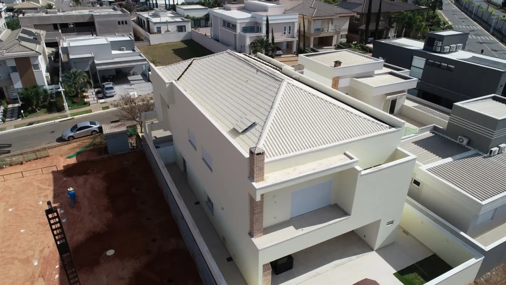 Telha térmica aplicada em cobertura residencial de alto padrão.