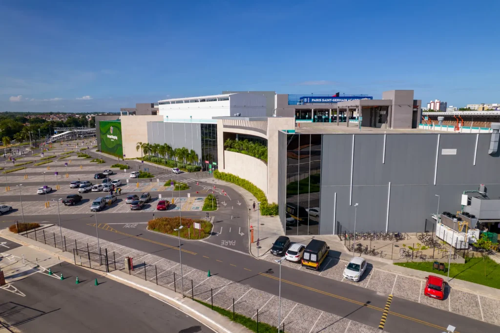 Uso de isopainel em fachada de shopping reforça eficiência e estética sustentável.